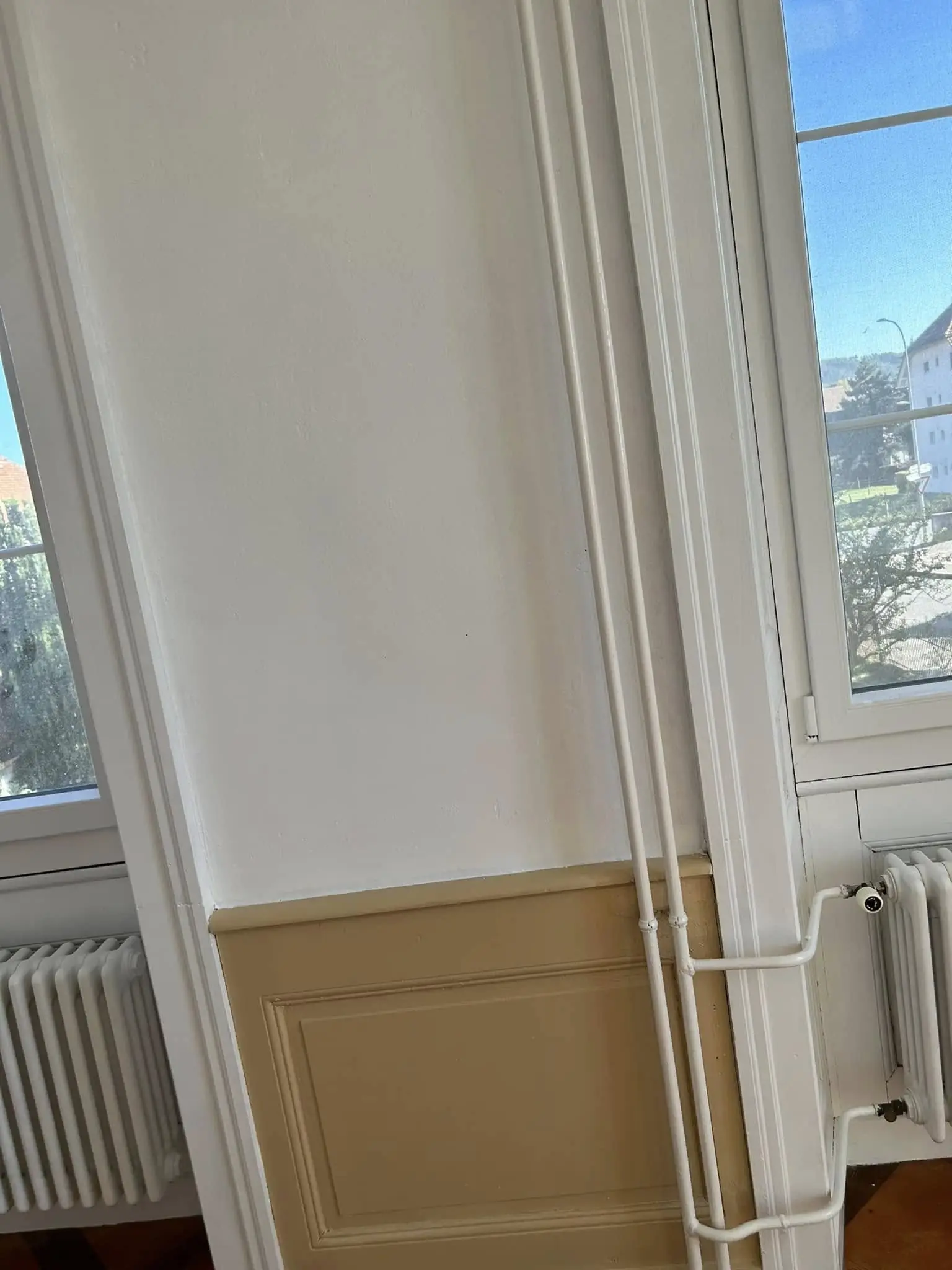 Radiateur et conduite repeints dans la teinte du soubassement