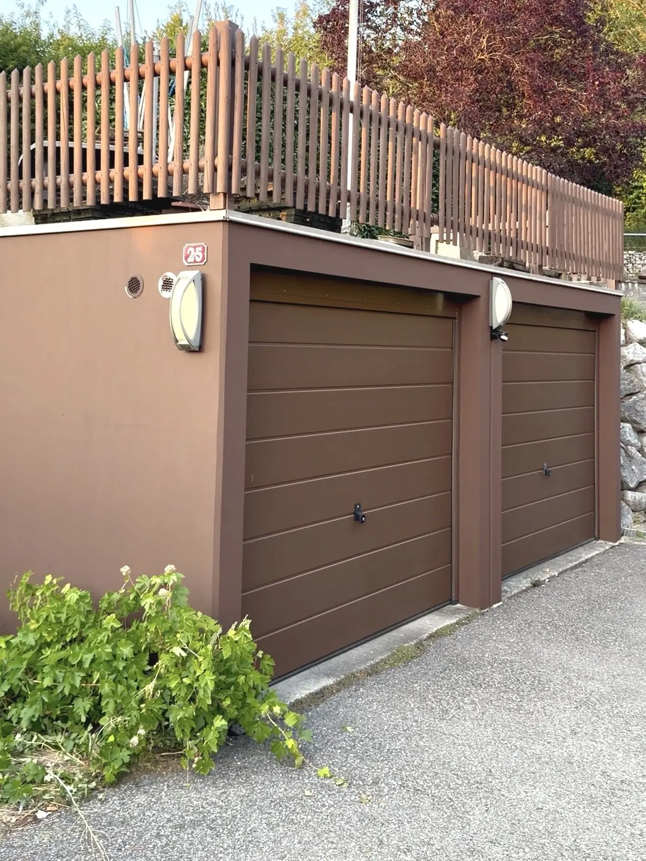 Deux portes de garage brunes après ponçage et remise en teinte